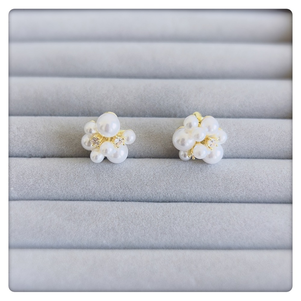 ✨NEW LAUNCH✨Flower style white pearl earrings for women, party, girls - Picture 3 of 4